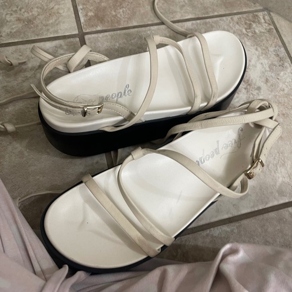 Free People Midnight Mood Gel Flatform Sandals USA 7.5-8 euc
Size 38 Ivory - Picture 16 of 16